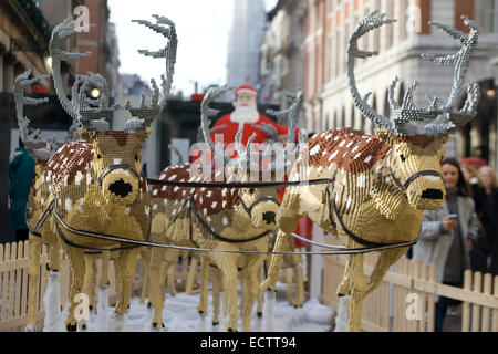 Rentiere und Weihnachtsmann hergestellt aus Lego angezeigt in Covent Garten London England Stockfoto