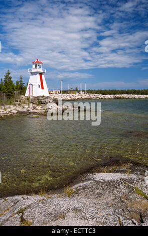 Große Badewanne Hafen Leuchtturm in Tobermory, Ontario, Kanada. Stockfoto