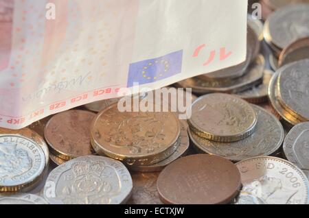 Britische Pfund Sterling und Euro Münzen Geld Stockfoto