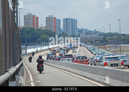 Autos im Stau während der Rush Hour auf der Brücke aus Malaysia nach Singapur Stockfoto