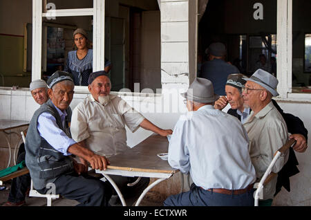 Kirgisische ältere Männer tragen traditionelle Tubeteikas in Osch, Kirgisistan Stockfoto