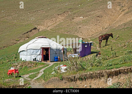 Kirgisische Jurte, temporäre Sommer Nomaden wohnen in den Bergen in der Provinz Osch, Kirgisistan Stockfoto