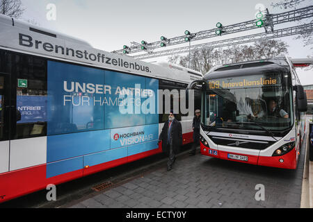 Hamburg, Deutschland. 18. Dezember 2014. Busse mit verschiedenen Motortypen stehen zu Beginn der Buslinie 109 in Hamburg, Deutschland, 18. Dezember 2014. Zum ersten Mal in Deutschland ist eine Buslinie bedient ausschließlich mit Bussen mit innovativen Motortypen. Dabei können verschiedene Modelle und Typen getestet, verglichen und ausgewertet werden. Der freien und Hansestadt Hamburg hat das Ziel nur emissionsfrei fahren Busse ab 2020 weiter zu erwerben. Foto: Ulrich Perrey/Dpa/Alamy Live News Stockfoto