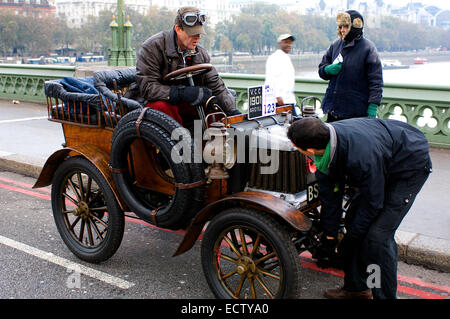 Einer der Teilnehmer in der London to Brighton Veteran Car Run hat bereits auf Westminster Bridge aufgeschlüsselt. Stockfoto