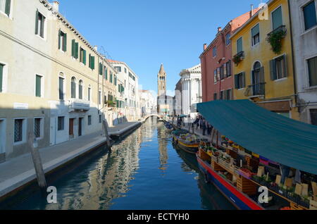 Obst und Gemüse Markt an einem bunten, ruhigen Kanal Venedig Stockfoto