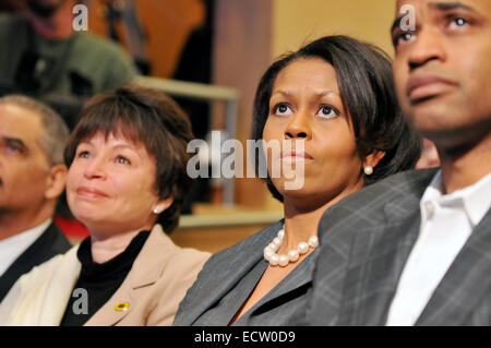 Michelle Obama hört sich Barack Obama hält eine Rede über Rasse und Politik in PHiladelphia, März 2008. Stockfoto