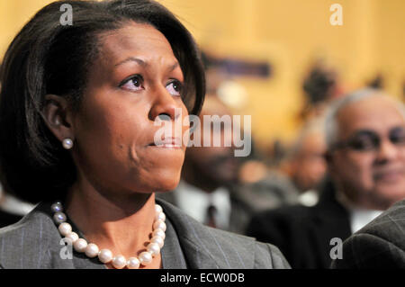 Michelle Obama hört sich Barack Obama hält eine Rede über Rasse und Politik in PHiladelphia, März 2008. Stockfoto