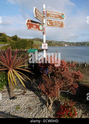 Wegweiser auf touristische Attraktionen im Unionhall, Glandore Harbour, County Cork, Irland. Stockfoto