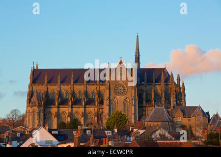 Arundel Kathedrale. Süd-Profil des historischen Gebäudes. Blauer Himmelshintergrund mit Gebäude von der untergehenden Sonne beleuchtet. Stockfoto