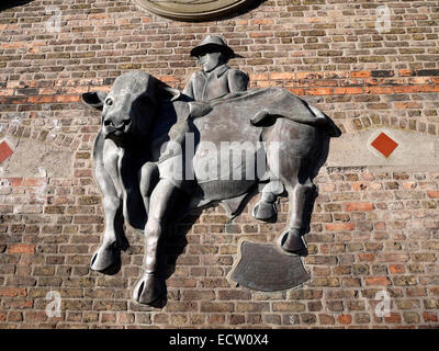 "Bull und Viehtreiber", eine Skulptur von Kevin Holland am Madden es Gebäude, Cork, Irland. Stockfoto