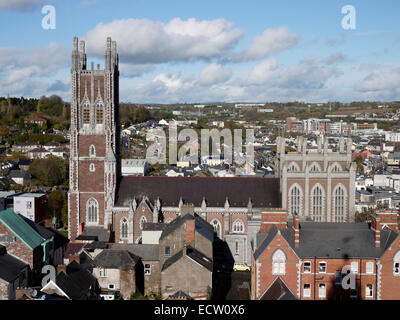 Dom St. Maria und St. Anne gesehen von der Aussichtsplattform auf der Glocke Turm der St. Annen Kirche, Cork, Irland. Stockfoto
