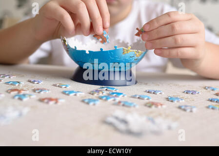 junge sammelt Rätsel von Globe Stockfoto