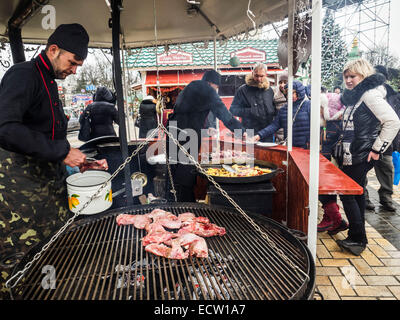 Kiew, Ukraine. 19. Dezember 2014. Köche kochen Suppen - Weihnachtsmarkt auf dem Marktplatz in der Nähe von St. Sophia. Bildnachweis: Igor Golovnov/Alamy Live-Nachrichten Stockfoto