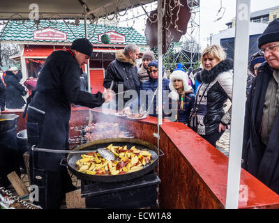 Kiew, Ukraine. 19. Dezember 2014. Köche kochen Suppen - Weihnachtsmarkt auf dem Marktplatz in der Nähe von St. Sophia. Bildnachweis: Igor Golovnov/Alamy Live-Nachrichten Stockfoto