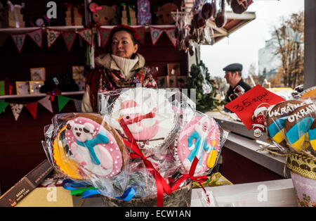 Kiew, Ukraine. 19. Dezember 2014. Weihnachten Kuchen im Shop auf der Messe - Weihnachtsmarkt auf dem Marktplatz in der Nähe von St. Sophia Credit: Igor Golovnov/Alamy Live News Stockfoto