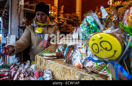 Kiew, Ukraine. 19. Dezember 2014. Weihnachten Kuchen im Shop auf der Messe - Weihnachtsmarkt auf dem Marktplatz in der Nähe von St. Sophia Credit: Igor Golovnov/Alamy Live News Stockfoto