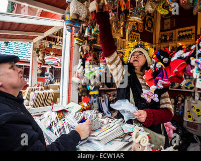 Kiew, Ukraine. 19. Dezember 2014. Mann kauft weihnachtliche Andenken - Weihnachtsmarkt auf dem Marktplatz in der Nähe von St. Sophia Credit: Igor Golovnov/Alamy Live News Stockfoto