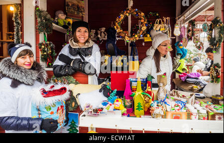 Kiew, Ukraine. 19. Dezember 2014. Junge Mädchen sind weihnachtliche Andenken - Weihnachtsmarkt auf dem Marktplatz in der Nähe von St. Sophia Credit verkaufen: Igor Golovnov/Alamy Live News Stockfoto