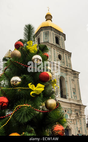 Kiew, Ukraine. 19. Dezember 2014. Weihnachtsbaum auf dem Hintergrund von Bell Turm der St. Sophia - Weihnachtsmarkt auf dem Marktplatz in der Nähe von St. Sophia Credit: Igor Golovnov/Alamy Live News Stockfoto