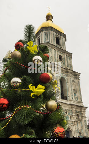 Weihnachtsbaum auf dem Hintergrund der Glocke St. 19. Dezember 2014. Sophia - Weihnachtsmarkt auf dem Marktplatz in der Nähe von St. Sophia © Igor Golovniov/ZUMA Draht/Alamy Live News Stockfoto