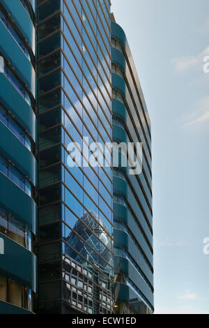 Die Gurke in der City of London, spiegelt sich in einem nahe gelegenen Gebäude Stockfoto