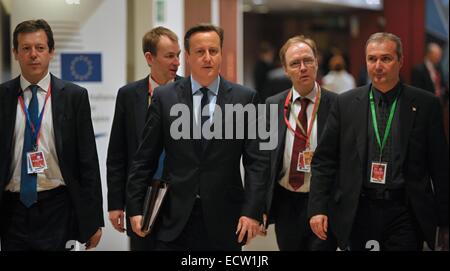 Brüssel, Belgien. 18. Dezember 2014. Der britische Premierminister David Cameron (Mitte) kommt zum EU-Gipfel in Brüssel, Belgien, 18. Dezember 2014. © Jakub Dospiva/CTK Foto/Alamy Live-Nachrichten Stockfoto