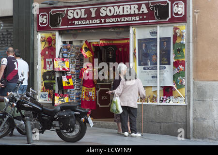 Prinz Felipe Krönung Souvenirs werden in einem Souvenirshop in Madrid angezeigt. Prinz Felipe soll sein Felipe VI. von Spanien am 19. Juni nach seinem Vater, König Juan Carlos ich am 2. Juni dankte gekrönt.  Wo: Madrid, Spanien bei: 16. Juni 2014 Stockfoto