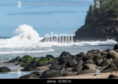 Schweren Surf hämmerte Kauais Na Pali Wildnis Küste. Stockfoto