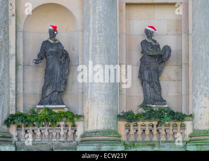 Führen Sie Statue von John Cheere einer Muse in einem steinernen Nischen und mit Santa Claus Hut und Lametta Stockfoto