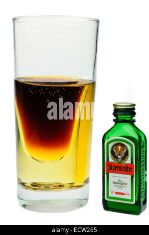 Jagerbomb, hergestellt durch Fallenlassen ein Shot-Glas Jägermeister in ein großes Glas Red Bull Energy Drink. Stockfoto