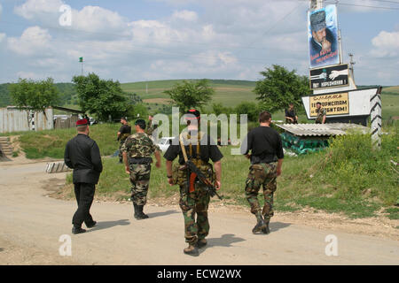 Tschetschenischen Führers Ramzan Kadyrov, dem späteren Präsidenten, und einige seiner Männer am Eingang zum Dorf Tsentoroi, Chechnya, Russland. Stockfoto