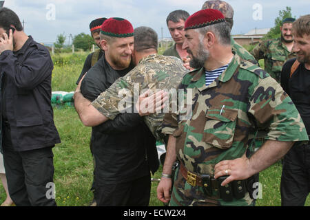 Tschetschenischen Führers Ramzan Kadyrov, dem späteren Präsidenten, und einige seiner Männer am Eingang zum Dorf Tsentoroi, Chechnya, Russland. Stockfoto