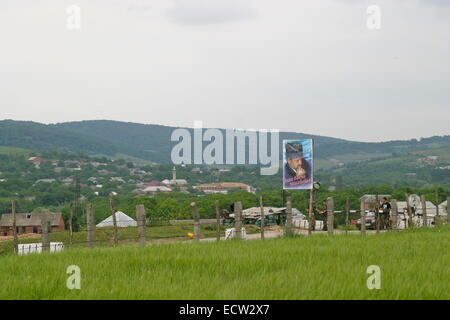 Plakat mit Foto des ermordeten Präsidenten Akhmat Kadyrov im Dorf Tsentoroi, Chechnya, Russland. Er wurde bei einem Bombenangriff in Grosny am 9. Mai 2004 getötet. Stockfoto