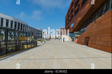 Die Teaching Center auf der rechten Seite und Student Center auf der linken Seite an der Wirtschaftsuniversität Wien. Stockfoto