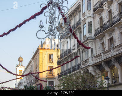 MADRID, Spanien - Dezember 18: Die Straßen von Madrid sind mit Lichtern und Leute, die ihre Weihnachtseinkäufe 18 Dezember gefüllt, Stockfoto