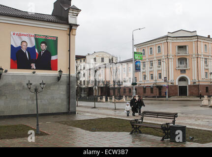 Ein Porträt des russischen Präsidenten (dann Premierminister) Vladimir Putin und tschetschenischen Präsidenten Ramzan Kadyrov an einem Gebäude in der ehemaligen Sieg Avenue, im Zentrum der tschetschenischen Hauptstadt Grosny, Russland Putin Avenue. Es ist die Hauptstraße von Grosny und durchlief eine wahre metamorphose in den letzten Jahren, im folgenden insgesamt fast Zerstörung während zwei Kriege. Stockfoto