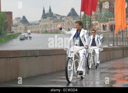 Niederländische Musikgruppe The Topper Radfahren nahe dem Roten Platz in Moskau. 2005 gegründet, vertreten die Gruppe die Niederlande beim Eurovision Song Contest, in Moskau im Jahr 2009 statt. Stockfoto