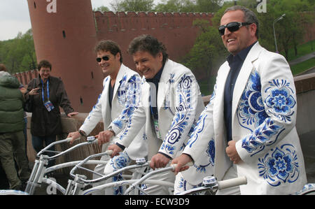 Niederländische Musikgruppe The Topper mit dem Fahrrad in der Nähe des Kreml in Moskau. 2005 gegründet, vertreten die Gruppe die Niederlande beim Eurovision Song Contest, in Moskau im Jahr 2009 statt. Stockfoto