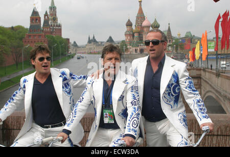 Niederländische Musikgruppe The Topper mit dem Fahrrad in der Nähe von Kreml und dem Roten Platz in Moskau. 2005 gegründet, vertreten die Gruppe die Niederlande beim Eurovision Song Contest, in Moskau im Jahr 2009 statt. Stockfoto