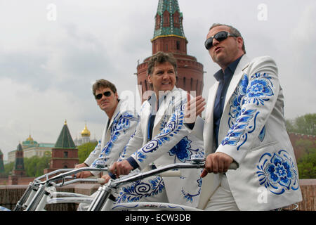 Niederländische Musikgruppe The Topper mit dem Fahrrad in der Nähe des Kreml in Moskau. 2005 gegründet, vertreten die Gruppe die Niederlande beim Eurovision Song Contest, in Moskau im Jahr 2009 statt. Stockfoto