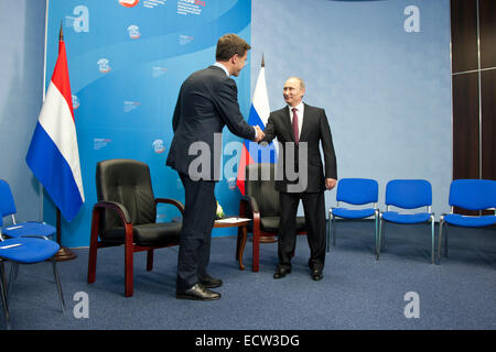 Niederländischer Ministerpräsident Mark Rutte Treffen mit russischen Präsidenten Vladimir Putin am internationalen Wirtschaftsforum in Sankt Petersburg Stockfoto