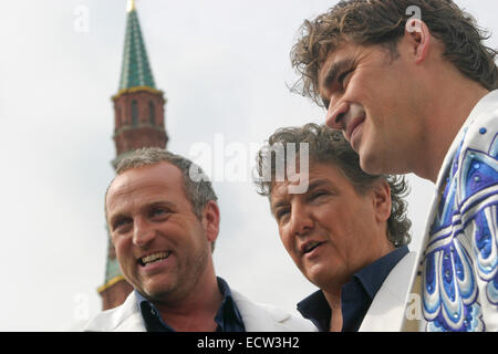 Niederländische Musikgruppe The Topper mit dem Fahrrad in der Nähe des Kreml in Moskau. 2005 gegründet, vertreten die Gruppe die Niederlande beim Eurovision Song Contest, in Moskau im Jahr 2009 statt. Stockfoto