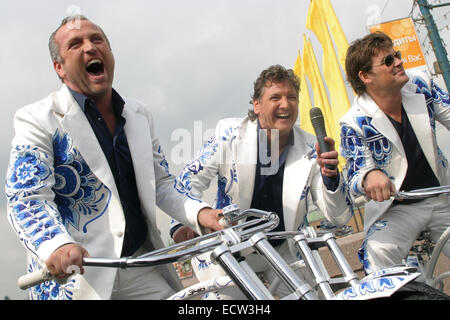 Niederländische Musikgruppe The Topper mit dem Fahrrad in der Nähe des Kreml in Moskau. 2005 gegründet, vertreten die Gruppe die Niederlande beim Eurovision Song Contest, in Moskau im Jahr 2009 statt. Stockfoto