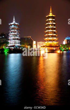 Guilin: Sonne & Mond Pagoden in den Shan-See. Stockfoto