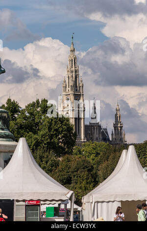 Weiße Zelte flankieren die neugotische Votivkirche in Wien. Stockfoto