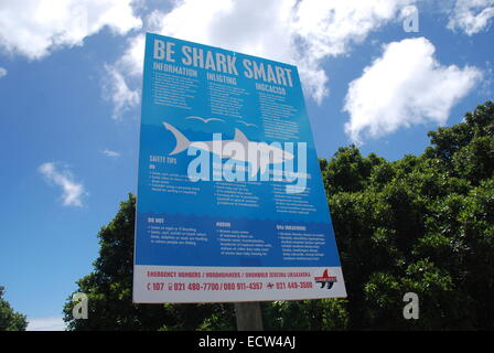 Ein Hai-Warnsignal an einem Strand in der Nähe von Cape Town, Südafrika. Bild von: Adam Alexander/Alamy Stockfoto