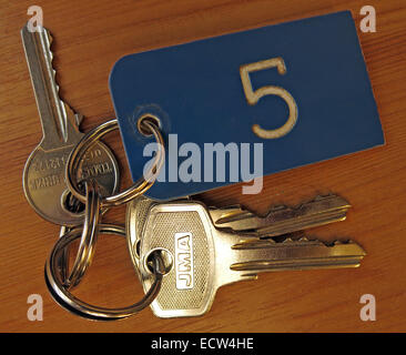 Ein paar Schlüssel für Hotelzimmer Nummer 5 Stockfoto