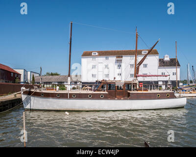 Der Fluss Deben und Gebäude, die Teil der östlichen Woodbridge Tide Mühle, Suffolk, England. Stockfoto