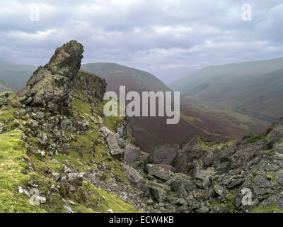 Haubitze Felsformation auf dem Gipfel des Helm Crag, mit Thirlmere Tal hinaus Grasmere, Lake District, Cumbria, England, UK Stockfoto