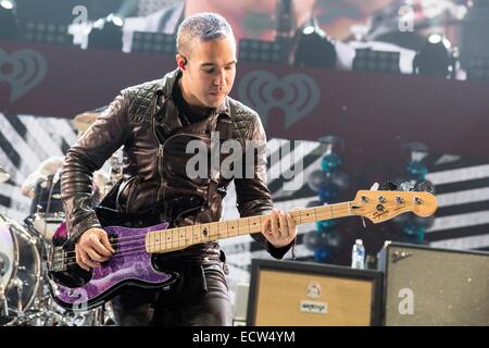 Chicago, Illinois, USA. 17. Dezember 2014. Bassist PETE WENTZ von Fall Out Boy führt auf der Bühne während 103,5 KISS FM Jingle Ball 2014 in der Allstate Arena in Chicago, Illinois © Daniel DeSlover/ZUMA Draht/Alamy Live News Stockfoto